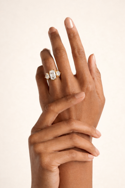 Üç Taş Detaylı Dikdörtgen Kesim Zarif Yüzük